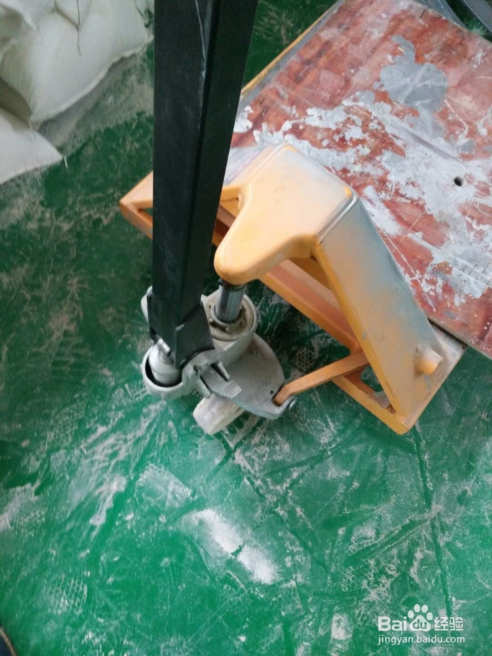 如何使用手推液压车(地牛)