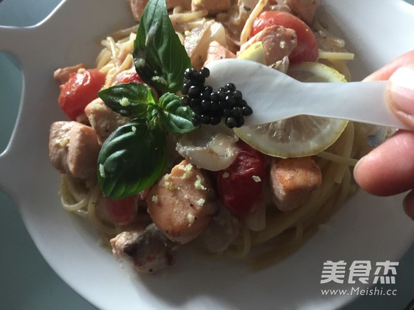 鱼子酱三文鱼意面