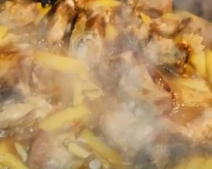 土豆焖排骨的做法