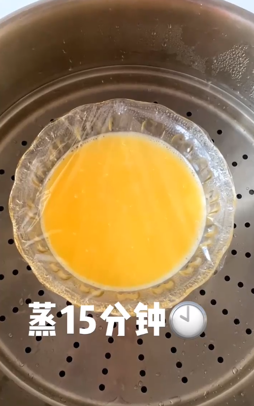如何在家制作虾仁蒸蛋？