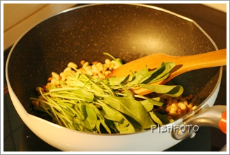 松子菠菜苗炒意粉