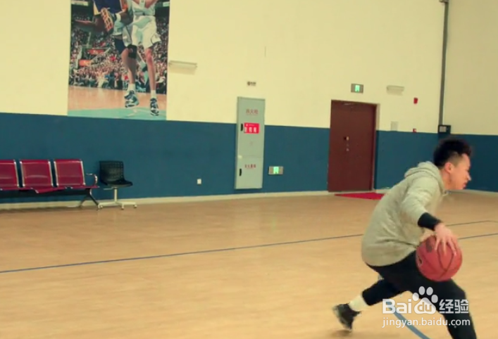 街球手教授的招牌转身过人是如何完成的?