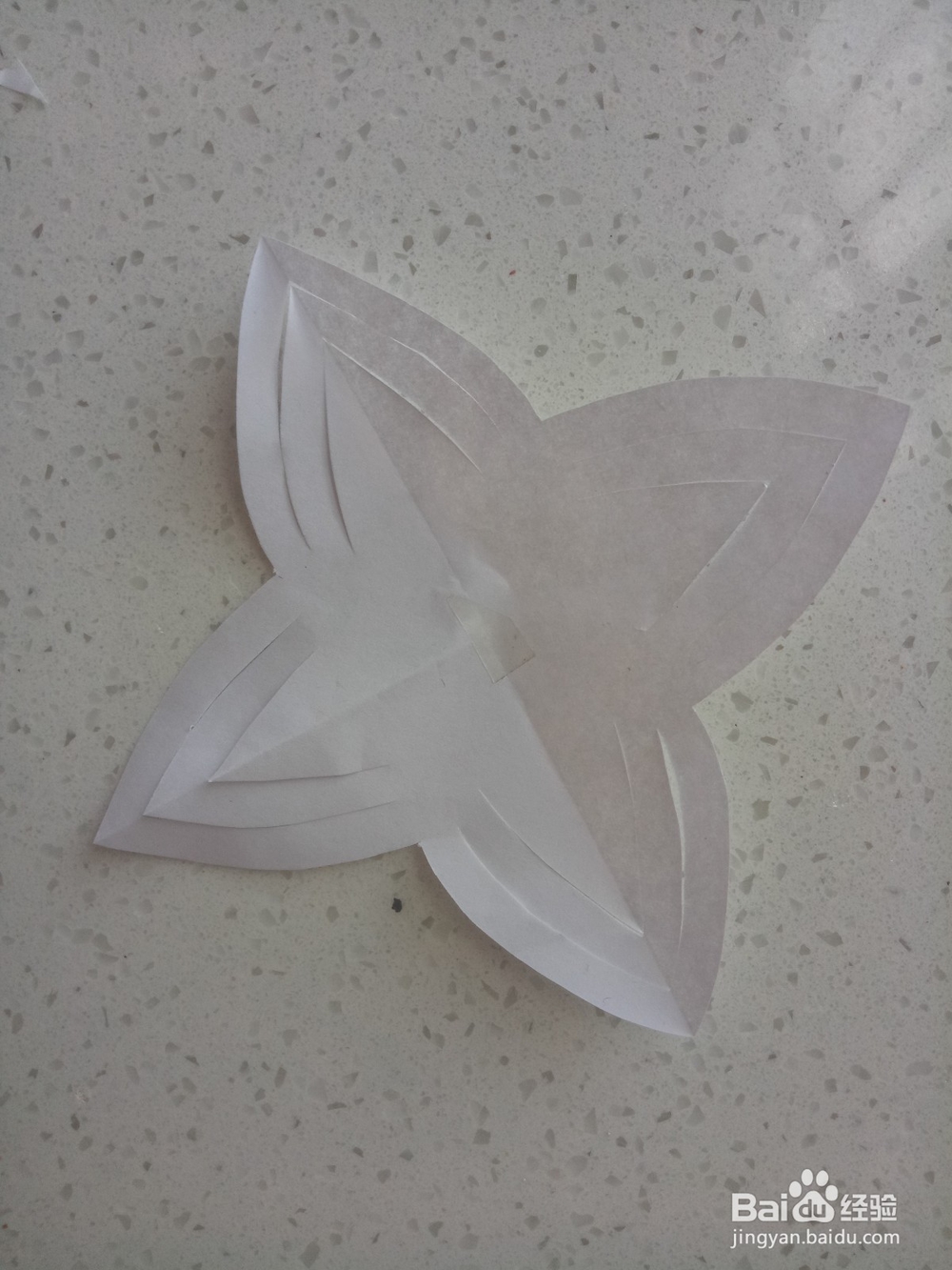 怎么用纸剪折出雪花