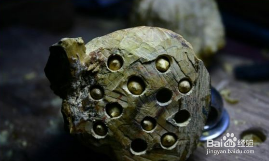 木雕莲蓬子是如何放进去