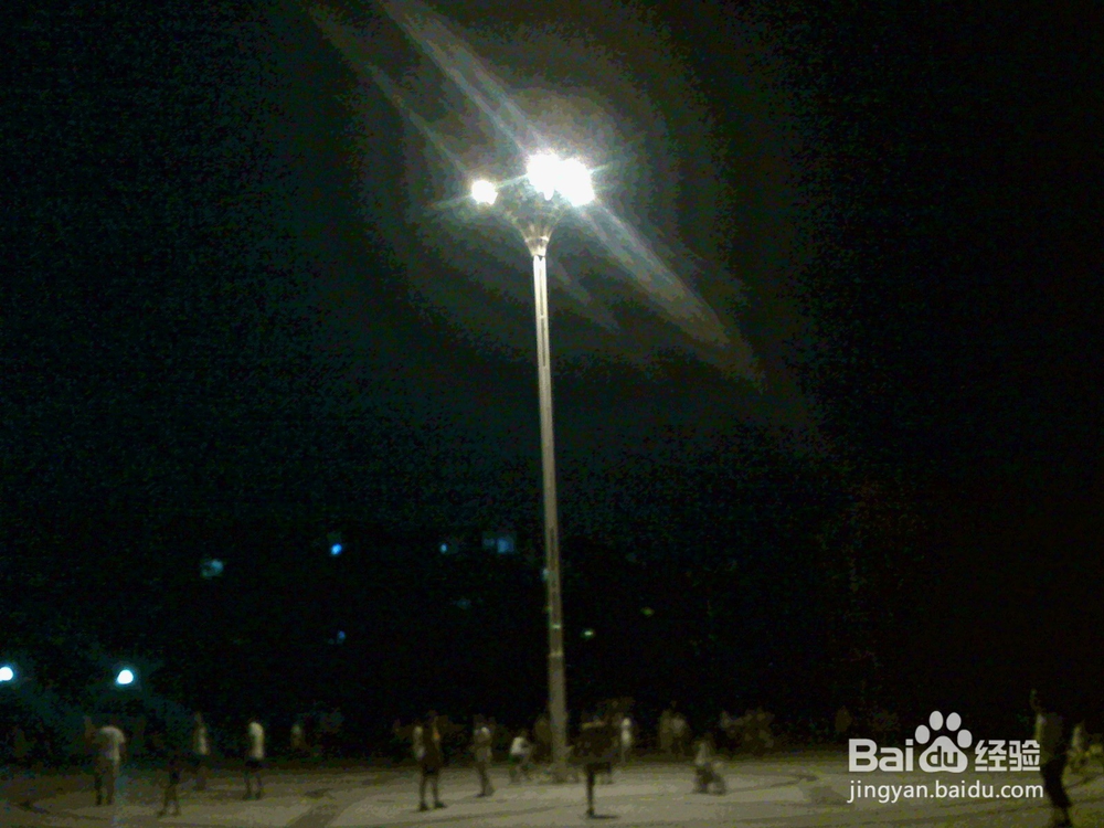 老年人在夜间散步抓拍孩子们在广场怎样玩