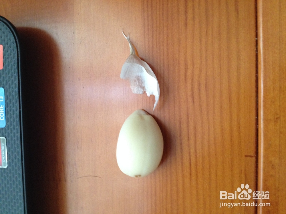 不用泡水,一样可以剥蒜壳