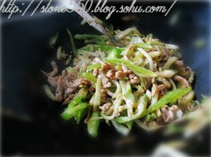 儿子九岁了---榨菜肉丝面