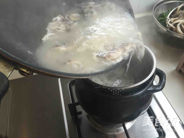 鲫鱼豆腐菌类汤