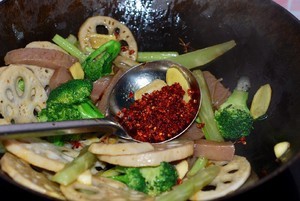 干锅鸭掌的做法