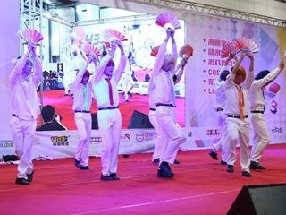 如何在日系Live上假装自己会打Call