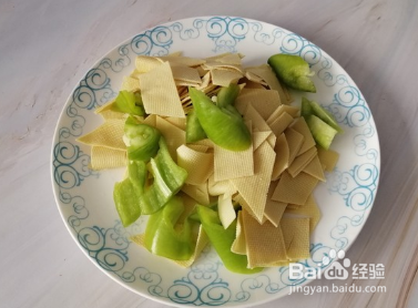 尖椒炒豆腐皮的做法