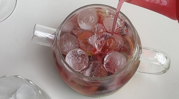 雪碧青桔蔓越莓饮