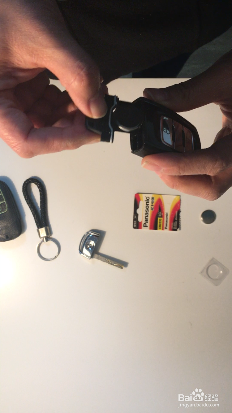 怎样换大众辉昂车钥匙的电池？