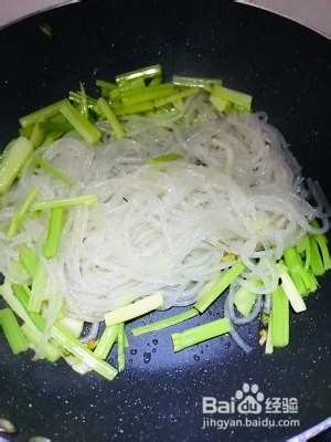 芹菜炒粉怎样做才更好吃