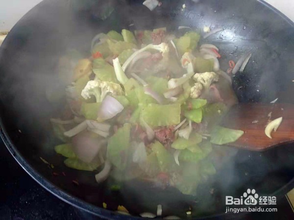牛肉炒莴苣洋葱的做法