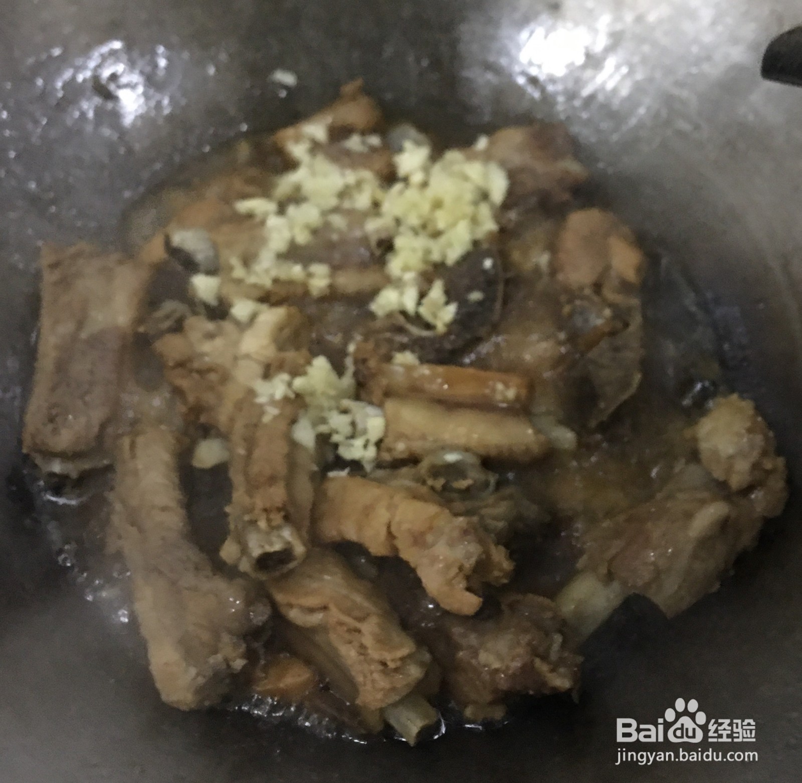 如何制作美味的蒜香排骨