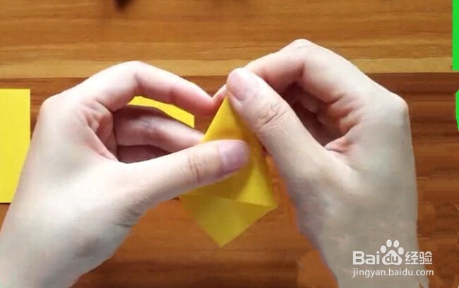 如何用折纸折出枫叶的形状