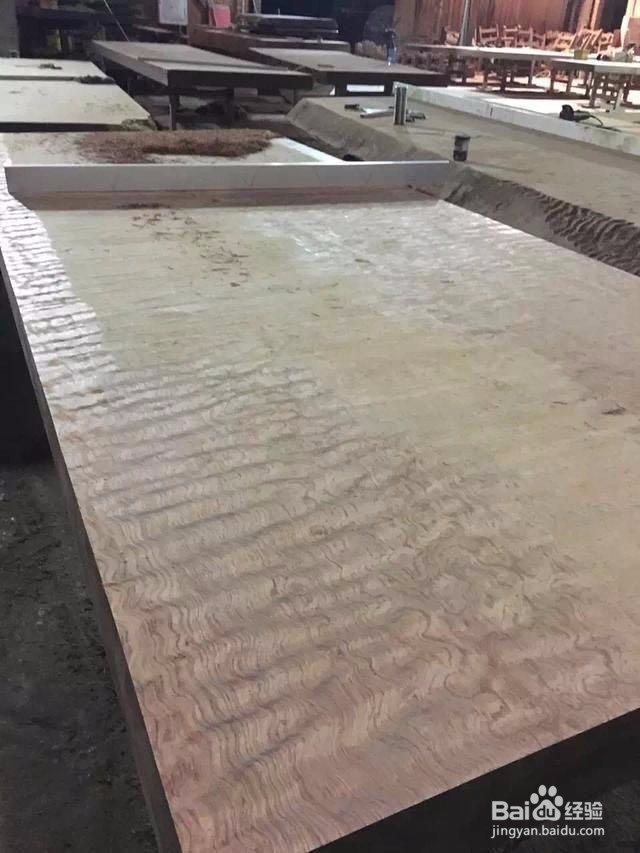 红木老师傅现场处理3400年非洲树王