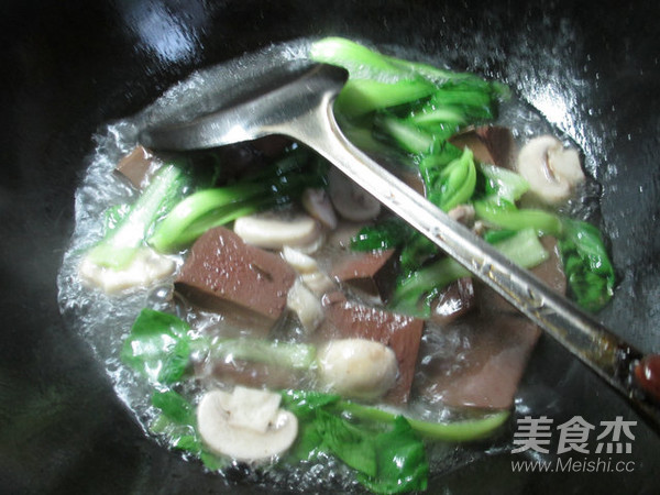 鸡毛菜蘑菇煮鸭血