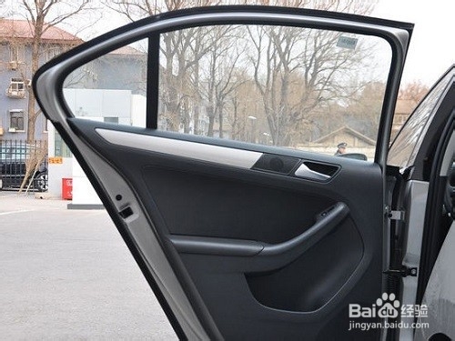 汽车钥匙锁在车里如何处理