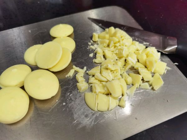 爱心白巧克力夹心慕斯蛋糕