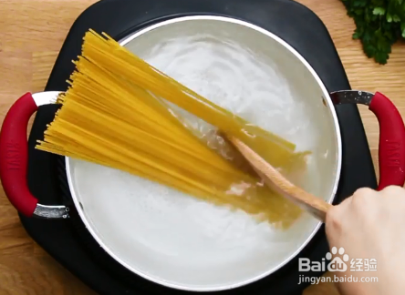 扁豆蘑菇茄酱拌意大利面