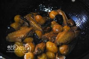 健康养生佳品小芋头烧鸡翅的做法