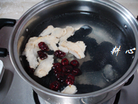 当归红枣煲乌鸡