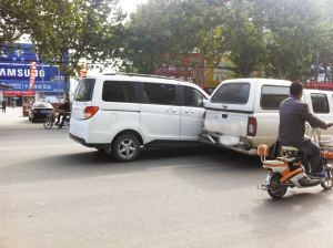 开车发生交通事故怎么办?