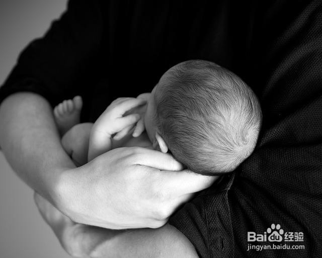 为什么胎儿在出生时自己知道缩手缩脚?