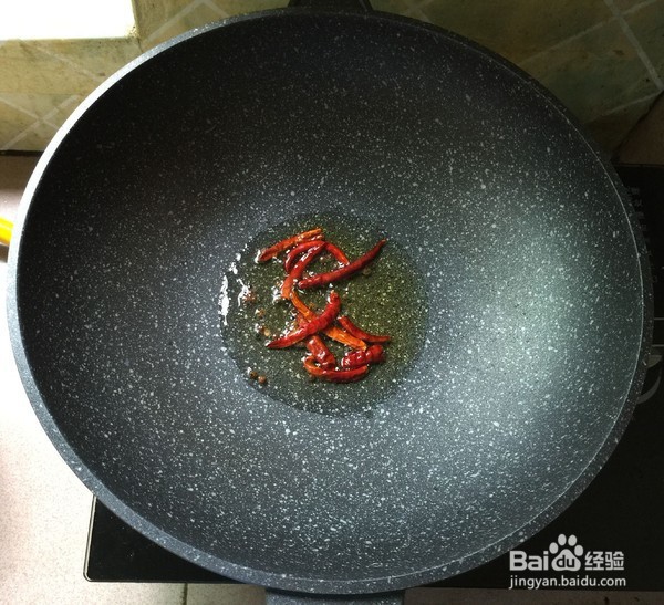 肥肠煮黑鱼的做法
