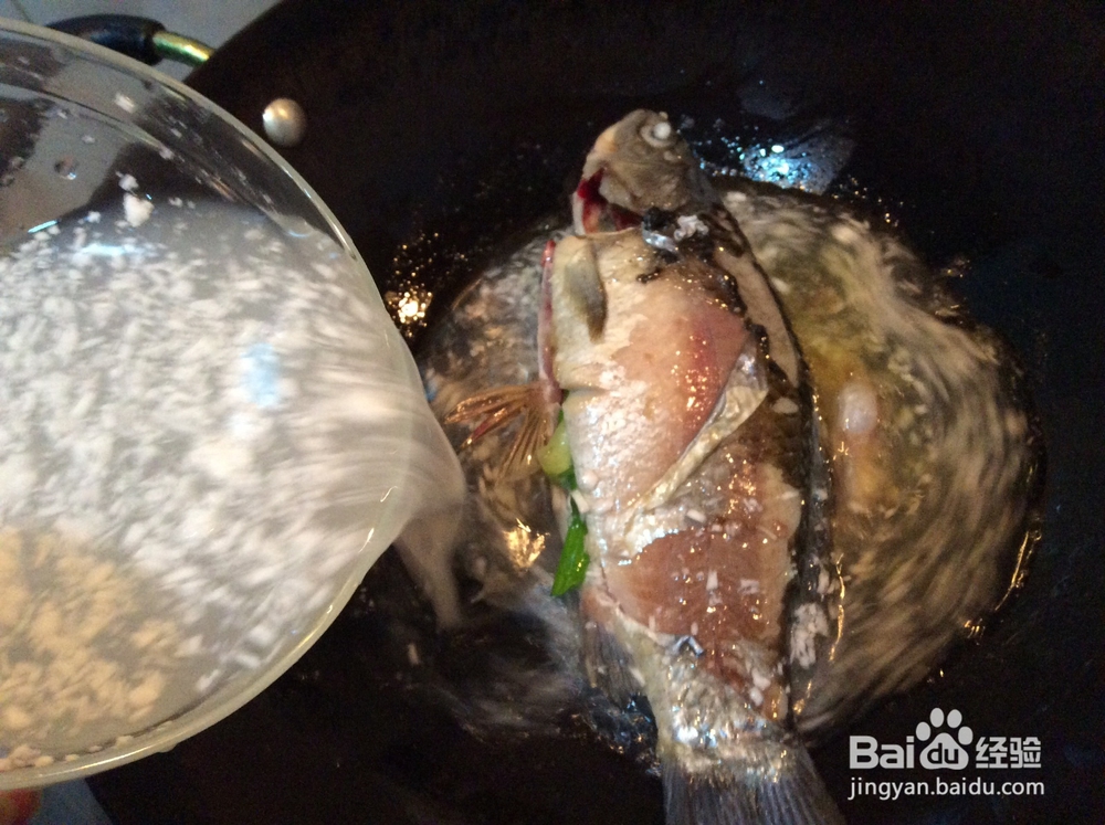 椰肉汁鲫鱼汤的做法