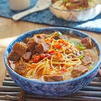 用料十足的香辣牛肉面