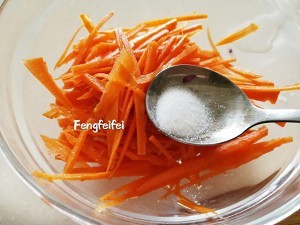 教你怎么做炝拌三丝【紫甘蓝、胡萝卜、蛋皮】