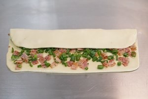 疫情期间适合做的奶香培根葱花馒头。