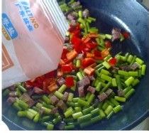餐桌上的春色满园——超级下饭的蒜苔炒腊丁