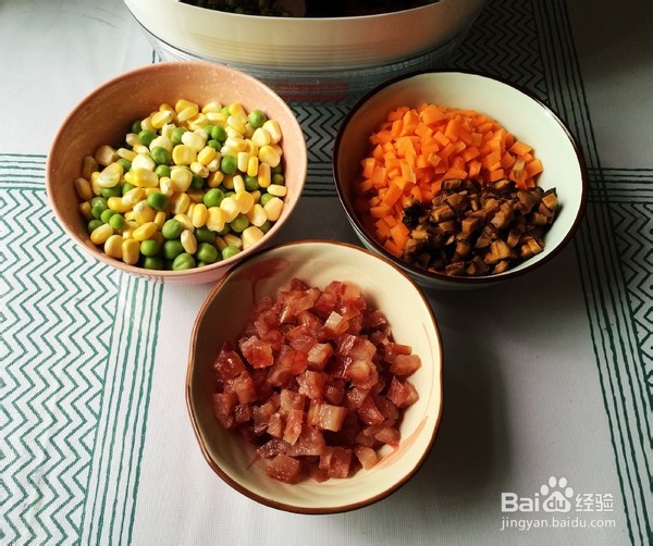 五彩腊肠饭的制作方法