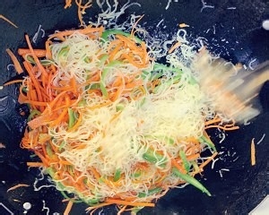 超级美味素炒米粉的做法
