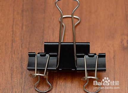 用办公铁夹制作手机、平板支架