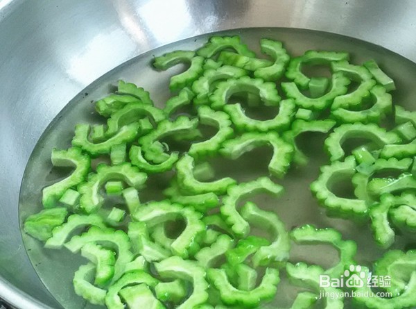 鸡蛋炒苦瓜的做法