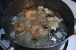 菌菇虾仁豆腐汤的做法