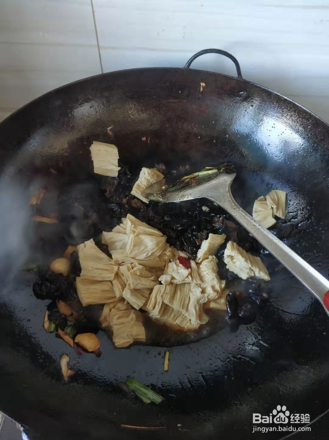 木耳炒腐竹的做法