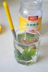 在家制作玫瑰薄荷茶