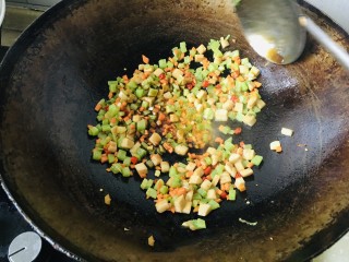 如何在家就能做一份什锦酱油炒饭呢？