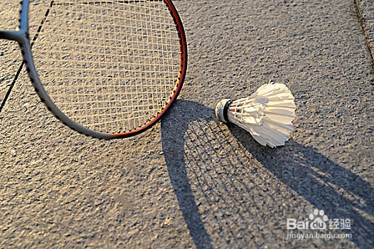 羽毛球规则：对合法发球的界定