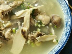 教你怎么做鲜松茸鸡汤。