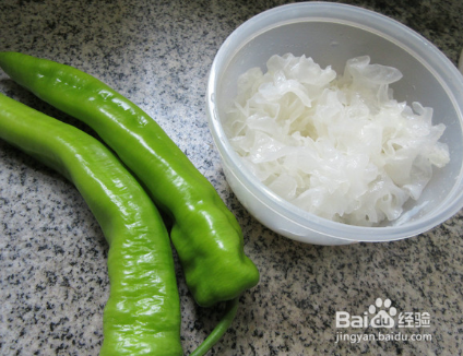 如何制作美味可口的青椒炒白木耳