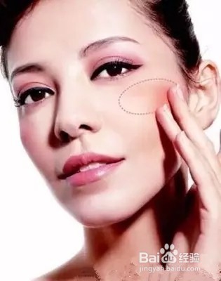 颧骨高怎么涂腮红？