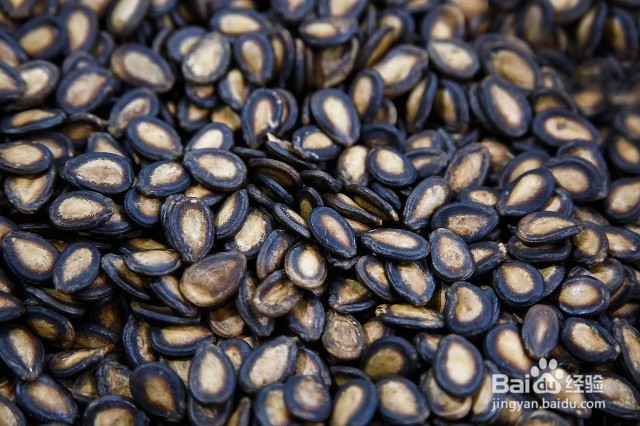 我们平时吃的西瓜子是怎么弄出来的?