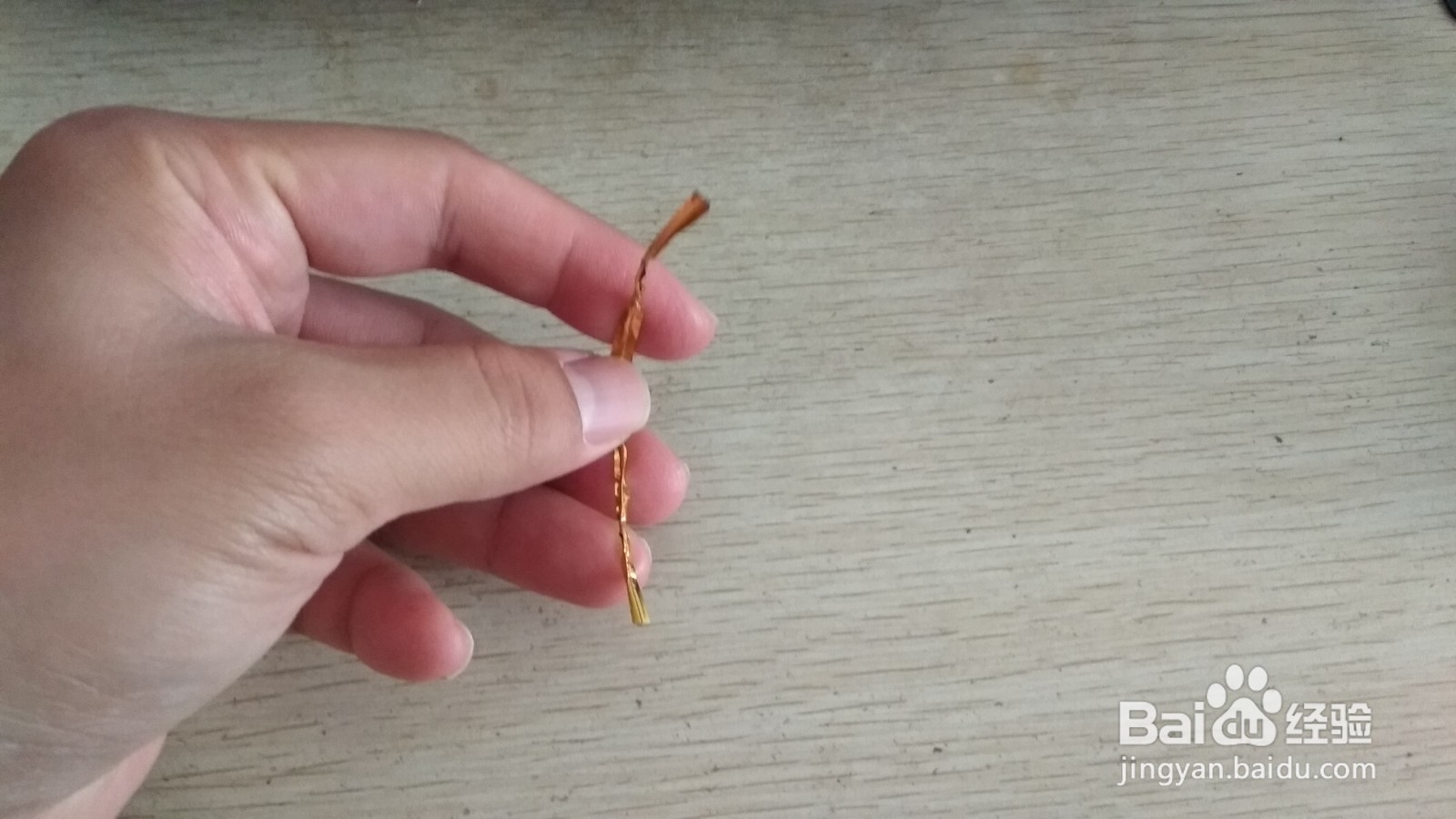 如何用一个面包袋绑绳做简易的手机的支架
